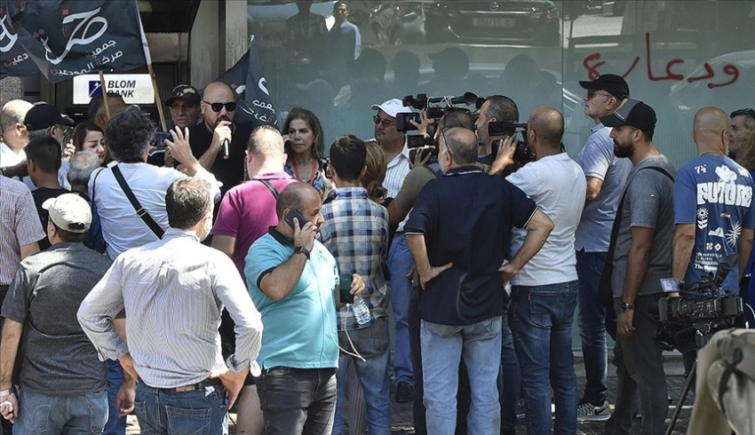 Lübnan'da hesapları dondurulan kişiler eylem yaptı